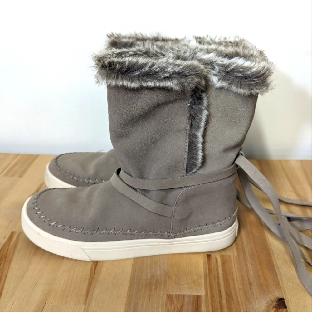 TOMS Vista Desert Taupe Suede Boots with Faux Fur and Ties 8